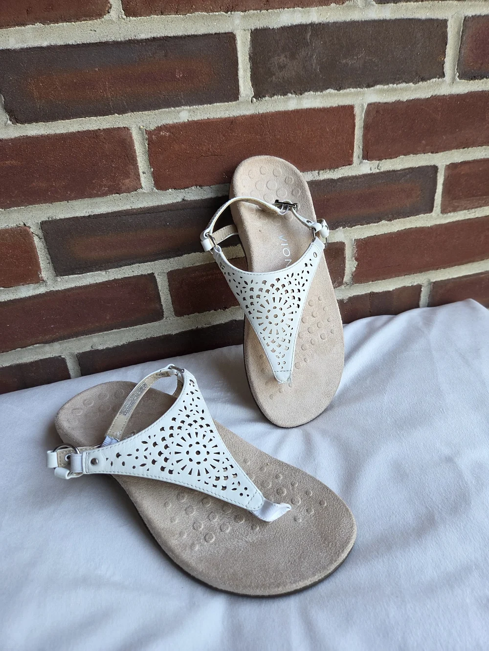 Vionic Kirra Perf Women’s 6.5 Wide White Leather T-Strap Comfort Sandals